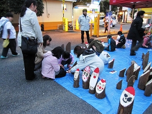 「サンタ丸太」を制作している写真