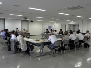 会議で意見交換をしている写真