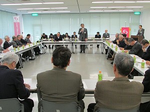 地区自治会連合会会長・副会長と中央区長との懇談会の様子の写真