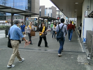 街頭広報キャンペーンの様子の写真