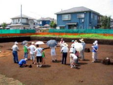 発掘調査現場の写真（磯部宮際遺跡見学会）