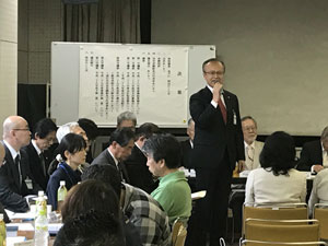 会議へ出席し感謝を伝える区長の写真