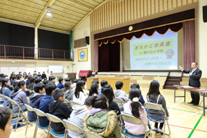 市立鶴の台小学校でのまちかど市長室の写真