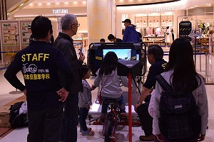 子どもたちが自転車シュミレーターを体験している写真