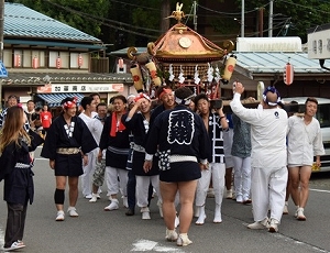 青根祭礼の様子