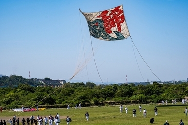 空に舞う8間凧