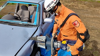 事故車両を破壊している写真