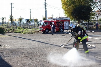 消火ホースを延長し、水圧を確認する様子