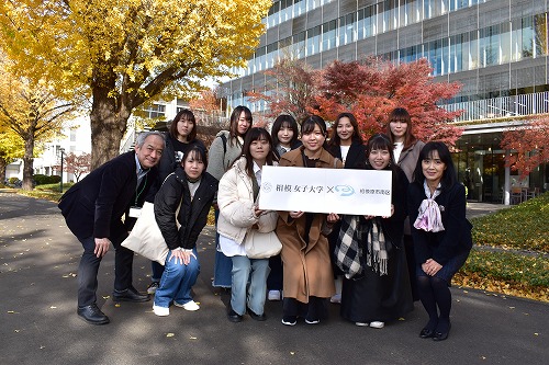 井坂教授とゼミ生の皆さんと南区長の記念写真