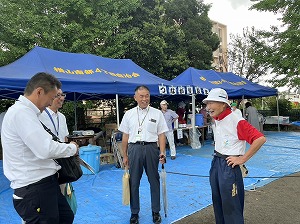 笹野さんと区長　写真